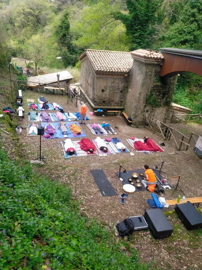 Marcello Turco, fondatore dell'Associazione Dharmonia, davanti al suo set di campane tibetane durante un bagno sonoro all'aperto